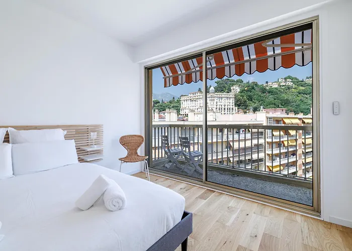 San Severina - Spacious In Center مينتون